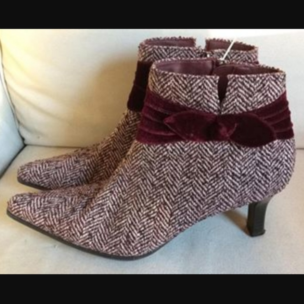 Adorable Tweed Ankle Boots ! Very good condition!